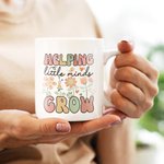 Tazza in ceramica personalizzata Helping Little Minds Grow Cute Flowers 11oz 15oz con nome Compleanno Apprezzamento Regalo di ritorno a scuola per l'i