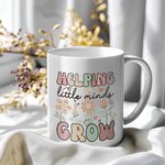 Tazza in ceramica personalizzata Helping Little Minds Grow Cute Flowers 11oz 15oz con nome Compleanno Apprezzamento Regalo di ritorno a scuola per l'i