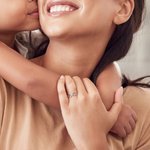 Gepersonaliseerde oneindigheidsring met 3 geboortestenen met gegraveerde tekst Moederdag Verjaardagscadeau voor haar