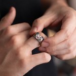 Bague initiale Lucky Horseshoe personnalisée avec texte gravé Fête des pères Cadeau d'anniversaire pour lui