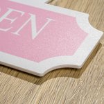 Personlig gatuskylt i vintageakryl med text Verkstad Vägg Trädgårdsinredning Grattis Present till familj och vänner