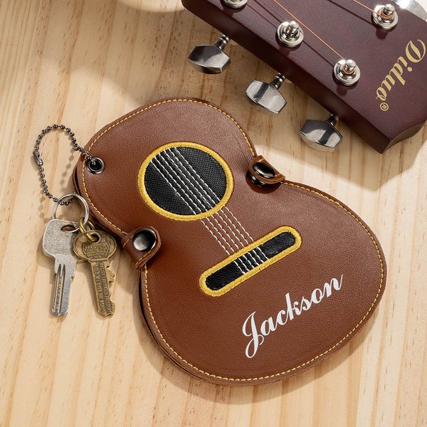 Personalized Guitar-Shaped Leather Guitar Pick Case with Custom Name & Band Chain, Ideal Birthday & Music Festival Gift for Guitar Lovers