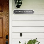 Personlig gatuskylt i vintageakryl med text Verkstad Vägg Trädgårdsinredning Grattis Present till familj och vänner