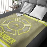 Personalisierte Feuerwehrhelm Schild Malteserkreuz Design Feuerwehrmann weiche Decke mit Text Geburtstag Anerkennung Geschenk für Feuerwehrleute werfe