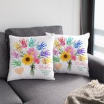 Funda de almohada personalizada con 1 o 8 nombres y un bouquet floral de huellas de manos Regalo de cumpleaños para mamá