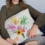 Funda de almohada personalizada con 1 o 8 nombres y un bouquet floral de huellas de manos Regalo de cumpleaños para mamá