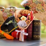 Personalisierte Graduierung Bär Schlüsselanhänger gestrickt Blumenstrauß mit Namen und Klasse von 2025 Party Dekoration Foto Requisite Geschenk für Absolventen