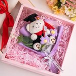 Personalisierte Graduierung Bär Schlüsselanhänger gestrickt Blumenstrauß mit Namen und Klasse von 2025 Party Dekoration Foto Requisite Geschenk für Absolventen