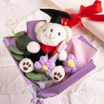 Personalisierte Graduierung Bär Schlüsselanhänger gestrickt Blumenstrauß mit Namen und Klasse von 2025 Party Dekoration Foto Requisite Geschenk für Absolventen
