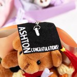Personalisierte Graduierung Bär Schlüsselanhänger gestrickt Blumenstrauß mit Namen und Klasse von 2025 Party Dekoration Foto Requisite Geschenk für Absolventen