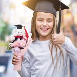Personalisierte Graduierung Bär Schlüsselanhänger gestrickt Blumenstrauß mit Namen und Klasse von 2025 Party Dekoration Foto Requisite Geschenk für Absolventen
