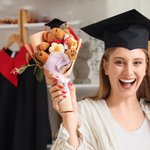 Personalisierte Graduierung Bär Schlüsselanhänger gestrickt Blumenstrauß mit Namen und Klasse von 2025 Party Dekoration Foto Requisite Geschenk für Absolventen