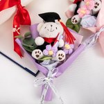 Personalisierte Graduierung Bär Schlüsselanhänger gestrickt Blumenstrauß mit Namen und Klasse von 2025 Party Dekoration Foto Requisite Geschenk für Absolventen