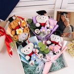 Personalisierte Graduierung Bär Schlüsselanhänger gestrickt Blumenstrauß mit Namen und Klasse von 2025 Party Dekoration Foto Requisite Geschenk für Absolventen