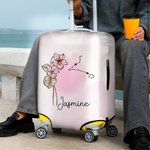 Gepersonaliseerd Een meisje dat echt van reizen hield Geboortebloem sterrenbeeld Bagagehoes Past 18-32 Inch Koffer Verjaardagscadeau voor haar