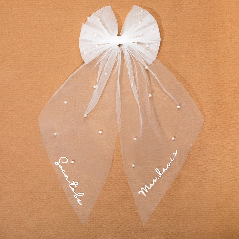 Épingle à Cheveux Nœud Papillon Personnalisée avec Texte Accessoire Blanc à Perles sur Voile de Tulle pour Mariée Cadeau Fiançailles Mariage