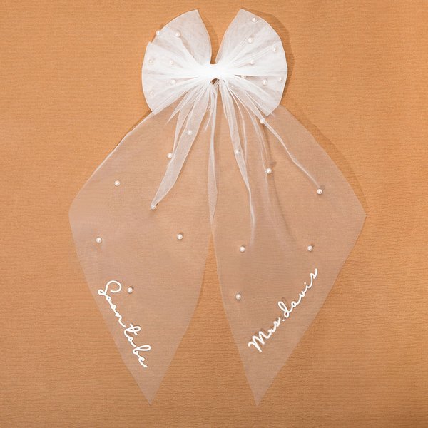 Épingle à Cheveux Nœud Papillon Personnalisée avec Texte Accessoire Blanc à Perles sur Voile de Tulle pour Mariée Cadeau Fiançailles Mariage