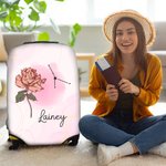 Gepersonaliseerd Een meisje dat echt van reizen hield Geboortebloem sterrenbeeld Bagagehoes Past 18-32 Inch Koffer Verjaardagscadeau voor haar