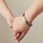 Pulsera personalizada de acero inoxidable para hombre con nombres o mapas grabados Regalo de aniversario de una relación a distancia para él