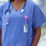 Personalisierte Hot Pink Doll Beaded Glitter Heart Acryl einziehbare Badge Reel mit Namen Geburtstag Krankenschwester Woche Geschenk für Krankenschwes