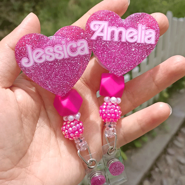 Personalisierte Hot Pink Doll Beaded Glitter Heart Acryl einziehbare Badge Reel mit Namen Geburtstag Krankenschwester Woche Geschenk für Krankenschwes