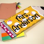 Personalisierte Bleistift hölzerne Willkommen hängende Zeichen mit Namen und Fliege Klassenzimmer Büro Dekor zurück zu Schule Lehrer Tag Geschenk für 