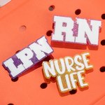 Personalisierte Glitter Krankenschwester Uniform Acryl Schaltfläche Charme Zubehör für Bogg Krankenschwester Woche Danke Geschenk für Pflegekräfte