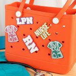 Personalisierte Glitter Krankenschwester Uniform Acryl Schaltfläche Charme Zubehör für Bogg Krankenschwester Woche Danke Geschenk für Pflegekräfte