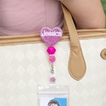 Personalisierte Hot Pink Doll Beaded Glitter Heart Acryl einziehbare Badge Reel mit Namen Geburtstag Krankenschwester Woche Geschenk für Krankenschwes