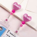 Personalisierte Hot Pink Doll Beaded Glitter Heart Acryl einziehbare Badge Reel mit Namen Geburtstag Krankenschwester Woche Geschenk für Krankenschwes