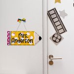 Personalisierte Bleistift hölzerne Willkommen hängende Zeichen mit Namen und Fliege Klassenzimmer Büro Dekor zurück zu Schule Lehrer Tag Geschenk für 