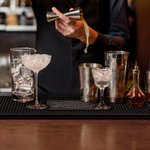 Personalisierte rutschfeste schwarze Gummimatte mit eingraviertem Namen Geburtstag Vatertag Bar Dekor Geschenk für ihn