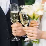 Flûtes à Champagne Personnalisées avec Texte et Date Gravés Set 2 Verres 222ml Ornés de Perles Rubans Cadeau Anniversaire Mariage pour Jeunes Mariés