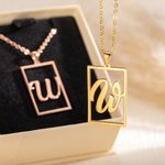 Personalizado Dainty Rectángulo Hueco Marco Inicial Colgante Collar Minimalista Joyería Aniversario Cumpleaños Regalo para Ella