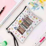 Trousse à Crayons Personnalisée avec Titres des Livres et Nom Cadeau Retour à l'École pour Enseignant Amateur de Lecture