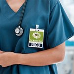 Personalisierte The Withered Daisy Acryl ID Badge Buddy mit Text Funny Krankenschwester Woche Geschenk für Krankenschwester Arzt medizinisches Persona