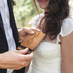 Lot de 2 livrets de vœux de mariage en bois avec nom et fleur de naissance gravés Cadeau de mariage pour les mariés