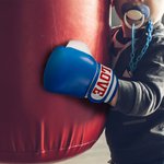 Personliga boxningshandskar i läder för barn och ungdomar med broderat namn för kickboxning Muay Thai MMA Födelsedagspresent för pojke flicka