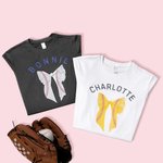 Personalisierte Multicolor Baseball Coquette Bow 100% Baumwolle Damen T-Shirt mit Namen Geburtstag Team Spiel Geschenk für Baseball-Sport-Liebhaber