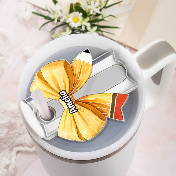 Plaque Transparente de Gobelet Personnalisée avec Nom Nœud Papillon Crayon Décoration Acrylique sur Couvercle Cadeau Rentrée Scolaire pour Enseignant