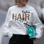Personalisierte Haar Hustler Leopard Unisex Crewneck T-Shirt Sweatshirt mit Namen Geburtstag Geschenk für Hairstylist Friseure
