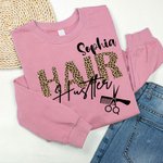 Personalisierte Haar Hustler Leopard Unisex Crewneck T-Shirt Sweatshirt mit Namen Geburtstag Geschenk für Hairstylist Friseure