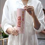 Personalisierte In meiner verlobten Ära Zukunft 20oz Name Becher mit Stroh Verlobung Braut Dusche Geschenk für Frauen