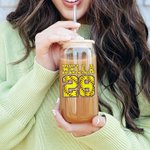 Bicchiere di vetro personalizzato a tema softball da 20 oz con nome e numero, coperchio in bambù e cannuccia Regalo di compleanno per gli amanti dello