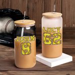 Bicchiere di vetro personalizzato a tema softball da 20 oz con nome e numero, coperchio in bambù e cannuccia Regalo di compleanno per gli amanti dello