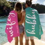 Personalisierte Wifey Hubby Super saugfähige schnell trocknende Strand Handtuch mit Namen Satz von 2 Multicolor verfügbar Flitterwochen Sommer Urlaub 