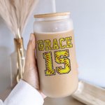 Bicchiere di vetro personalizzato a tema softball da 20 oz con nome e numero, coperchio in bambù e cannuccia Regalo di compleanno per gli amanti dello