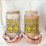 Bicchiere di vetro personalizzato a tema softball da 20 oz con nome e numero, coperchio in bambù e cannuccia Regalo di compleanno per gli amanti dello