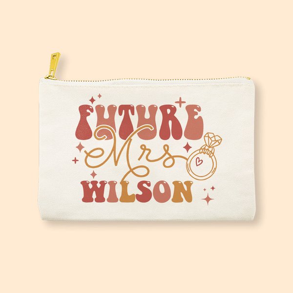 Personalizzato Future Mrs Retro Letter Linen Makeup Bag con nome Bridal Shower Bachelorette Party Engagement Gift for Bride (Regalo di fidanzamento pe