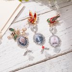 Personalisierte Kardinal Vogel Biene Engel Flügel Pin Brosche Hochzeit Blumenstrauß Foto Charm mit Herz oder Glocke Anhänger Memorial Geschenk für Bra
